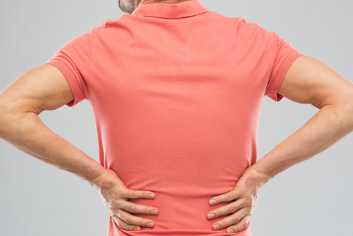 man with middle back pain