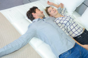 couple testing a mattress to avoid back pain